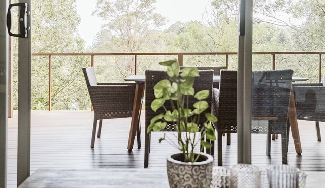 Kookaburra - Private One Bedroom Cottage with Lake View