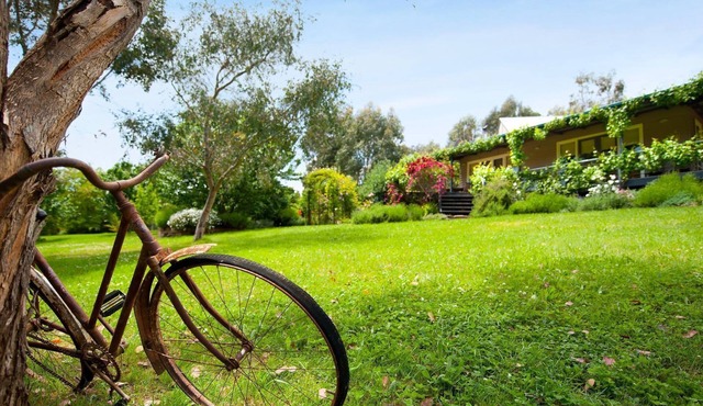 Kookaburra Ridge - beautiful home set on a 1.6 acre garden with fireplace & spa