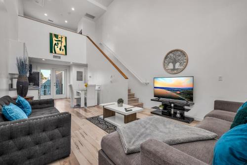 Koreatown Hollywood Urban Oasis 1 Bedroom Loft with Private Parking and Balcony