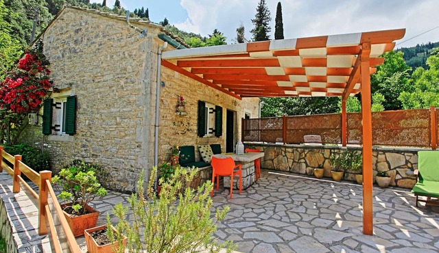 Korinas Cottage: Tranquil stone cottage, a breath away from Agni beach