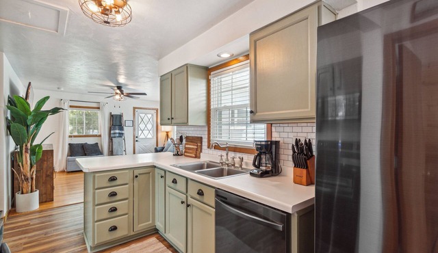 Kosh Cottage - Beach Vibes & Kayak Rides!