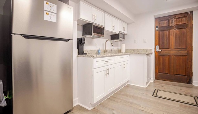 Kosher 2 Bedroom 1 Bath Apartment, In the Eruv, w/Kitchenette, Private Entry