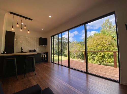 Kosmo’s Studio: City Style in a Retreat Setting!