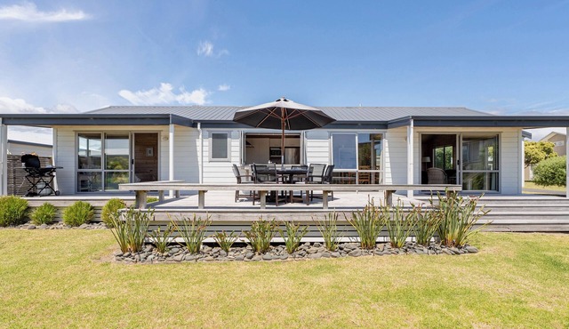 Kowhai Retreat - Matarangi Holiday Home