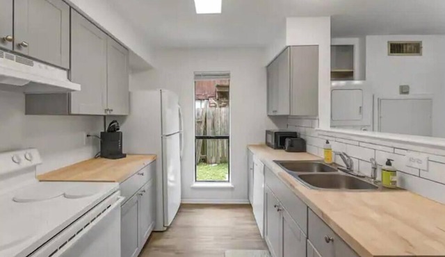 Kozy Cottage: Pet Friendly + Newly Renovated Unit