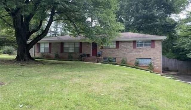 Kozy Kennesaw home near KSU and Lakepoint Sports