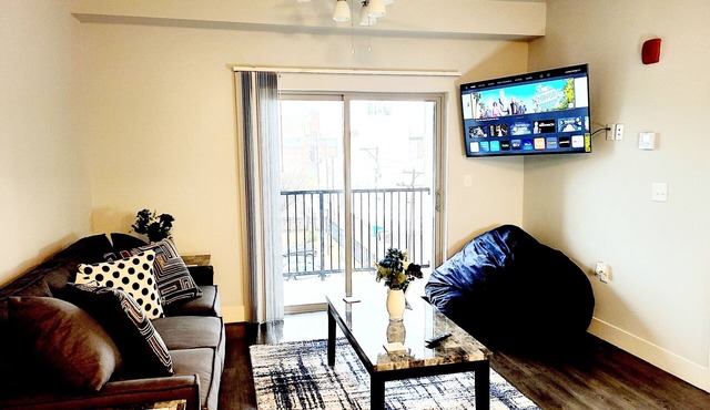 Kozy King w/Patio- 4th Floor - Heart of CWE (424)