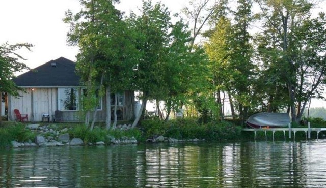 Kozy Korner - Wrap-Around Waterfront Cottage Only Steps from the Water!