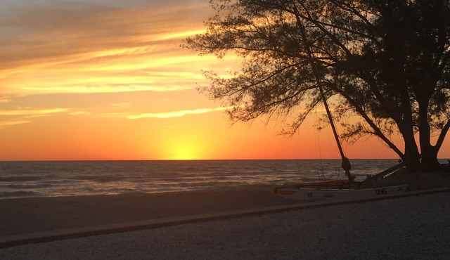 Kozy Kottage on private road. 2 minute walk to private beach. Pet friendly!