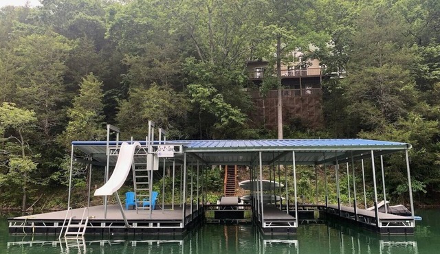 Kozy Kove Lakefront, tram,private cove near jumping bridge, fits 4+ families