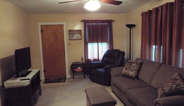 Kozy Landing, 2 Bedroom Home, by city park