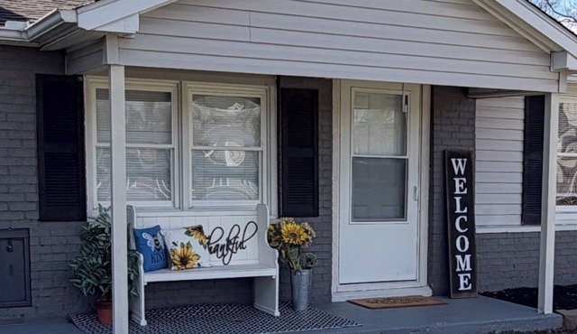 “Kozy on Kingsway” is a charming 4-bedroom house in Cape -The City of Roses
