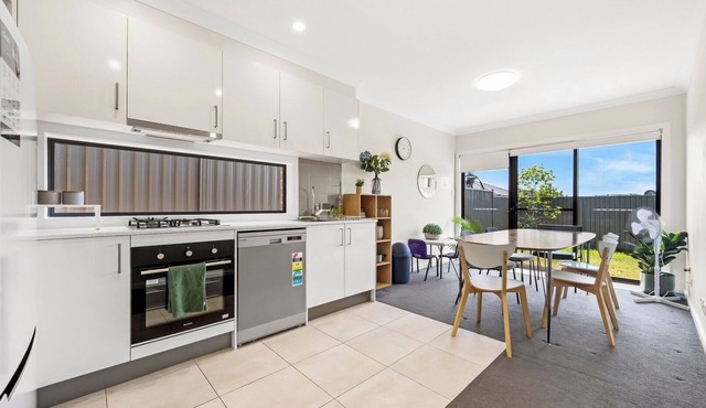 KozyGuru | Austral | Charming 4Bedroom Family Home