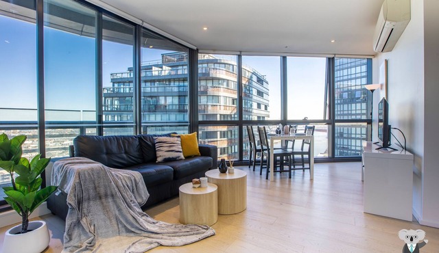 KOZYGURU | DOCKLANDS | HIGH LEVEL WATERVIEW | 1BED | POOL | VDO883