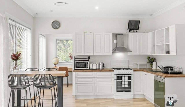 KozyGuru | Erina | Sunny Coastal Escape + Parking