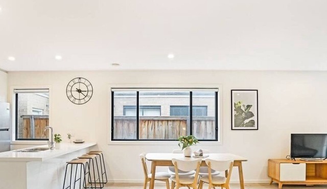 KozyGuru | Greenvale | Charming 7 Bed House