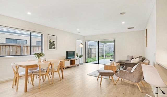 KOZYGURU | Greenvale VIC | Roomy Charming | 7 Bed House + Free Parking