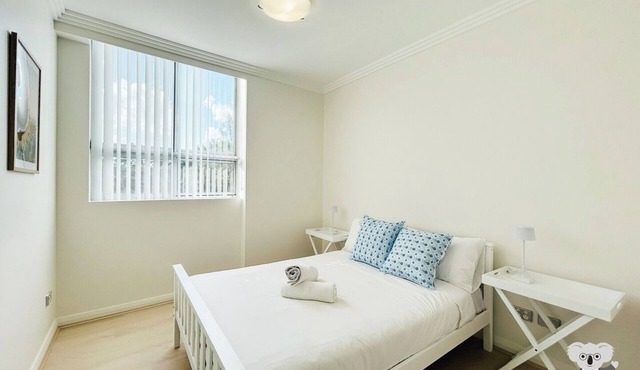 KozyGuru | Homebush West | 3Bed 2Bath Apt +Parking