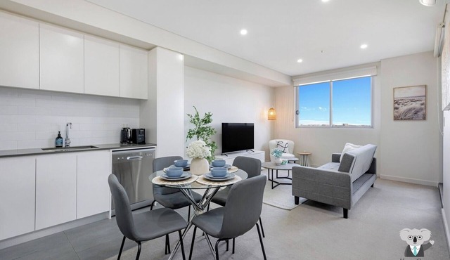 KozyGuru | Merrylands | Balcony Chic with Parking