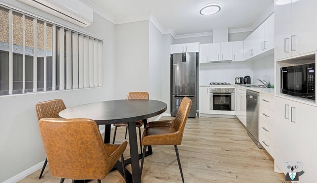 KozyGuru | Penrith | Spacious Ground Floor Gem