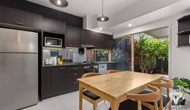 KozyGuru | Spring Hill | Cosy 1 Bed1Bath