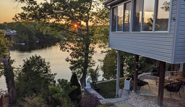 Kraken Cove Waterfront Cottage w/Sunset Views