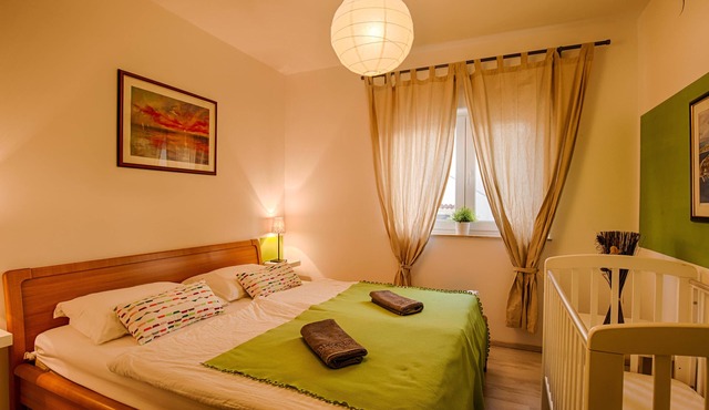 KRK CITY ! 250m PROMENADE !Vilaveja family house !small pool, jacuzzi