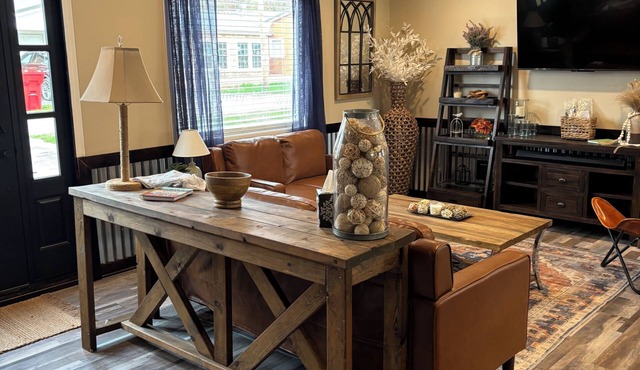 Krueger’s cottage with Lake Acess. Newly remodeled.