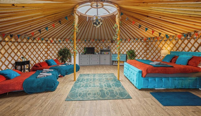 KRUG Luxury Heated Yurt with Private Hot Tub
