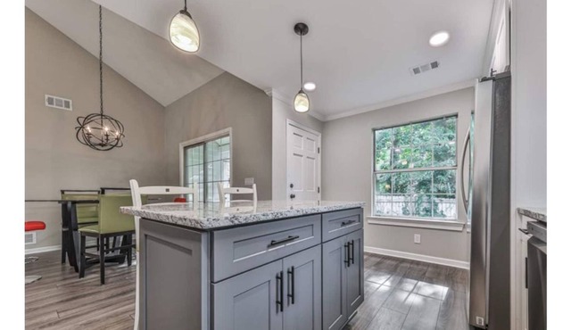 KSU, Lake Allatoona, Top Chop baseball complex, Yamaha and Lakepoint mins away!