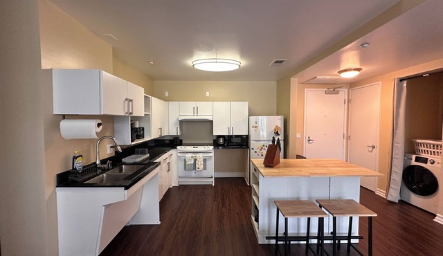 KTown 2BR - Parking, Pool, Walk to Metro