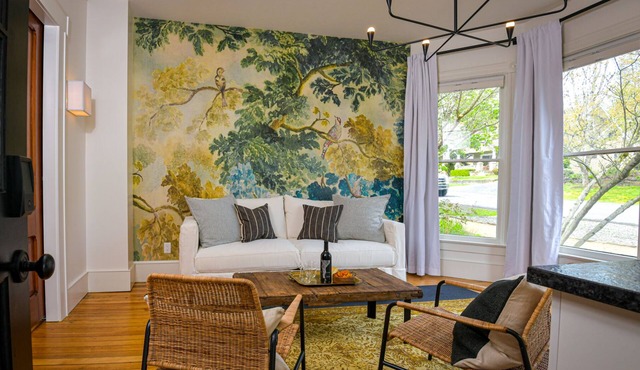 Kubli Haus - Suite #1 ~ Luxury, Style & Location, 1 block to Britt