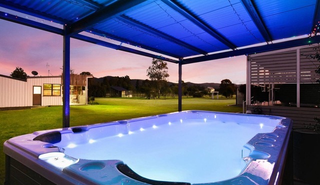 Kulang Lodge in charming Broke with Large Swim Spa and games room suits up to 8 guests