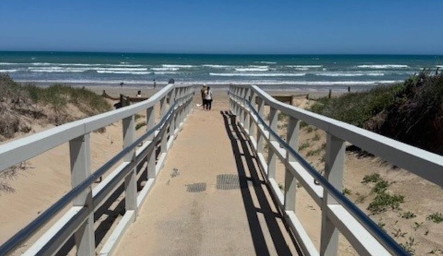 "Kuti Sands" - Luxe Coastal Escape, Solar Heated Pool, meters from Goolwa Beach