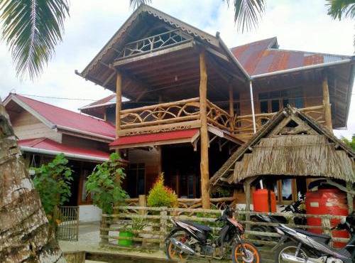 Kutnalek Surf Camp Surfing barrels front E"bay,beng-beng,pistop,nipussi wave just minute with speed boat