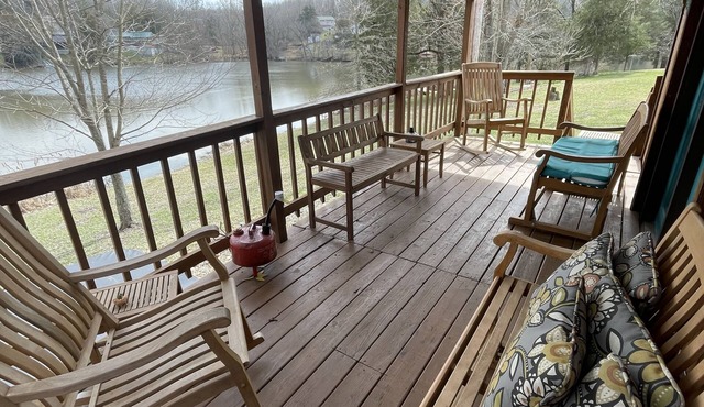 KY BOURBON TRAIL LAKEFRONT HOUSE WITH DOCK SLEEPS 8! Year round Hot tub!