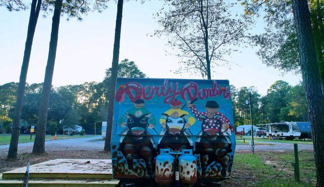 KY Derby-themed glamper nestled in a beautiful treed area of the park. Sleeps 2-3, futon + drop-down table for 2nd bed. Staying here entitles our guests to access all of the park's amenities like the sparkling pool and spa with waterfall and cave gro