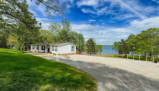 KY Lakeshore Retreat -Waterfront Views, Dock, Deck, Large Parking -NEW 2024