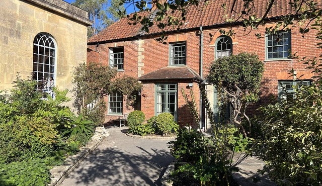 KYLEMORE, pet friendly, character holiday cottage in Glastonbury