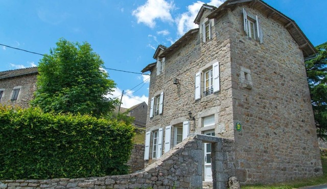 L'école - traditional 8-bed gîte in the parc les loups du Gévaudan