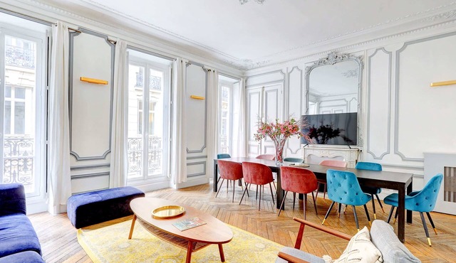 L'Élégance Parisienne au Cœur des Champs-Élysées