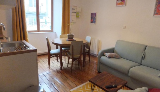 L'établissement TOIMOINOU, Hyper-centre, vue marché, proche mer 150m, lits faits à votre arrivée, serviettes de toilette, ménage, inclu, Netflix, accueil en personne