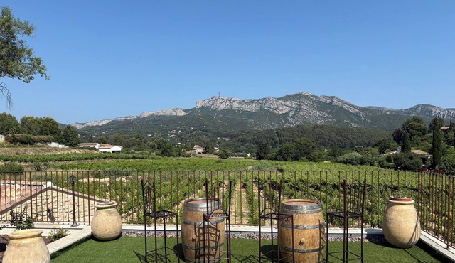 L'ADRIJU between vineyards and hills