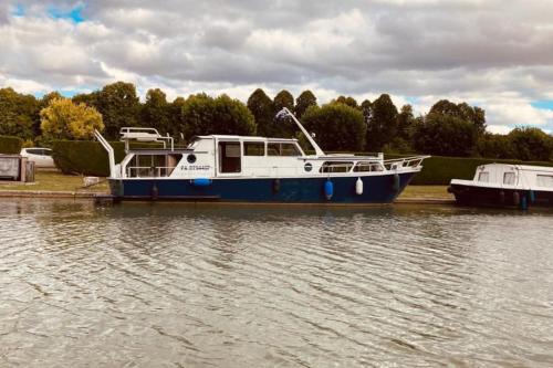 L'Amazone - bateau à quai sur le canal de bourgogne