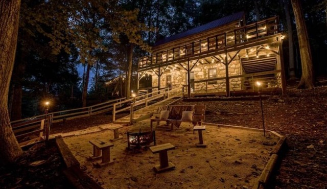 L'ancienne Cabine: Waterfront, Historic Log Cabin meets Bohemian Charm