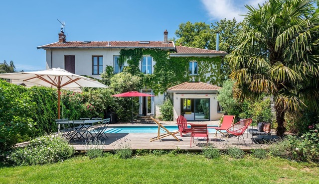 L'anglaise, stylish townhouse with pool and garden