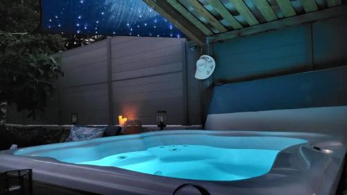 L'Antre deux Pierres, romantisme, jacuzzi extérieur, plateau dinatoire