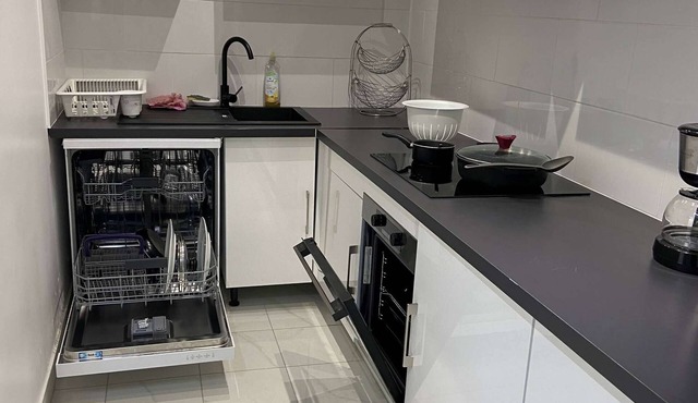 L'appartement dispose d'un lit, d'un canapé-lit et d'une cuisine avec un réfrigérateur