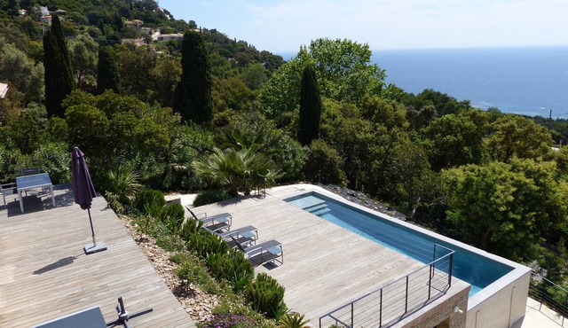 "L'Arbousier" with superb view of the Golden Islands, sleeps 12, heated pool.