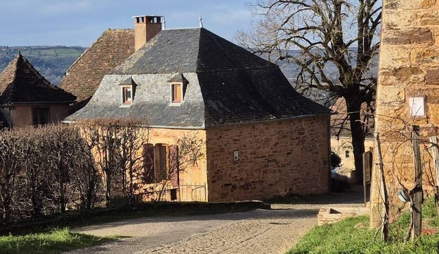 l'Ardoise, Maison au pied du château de Castelnau